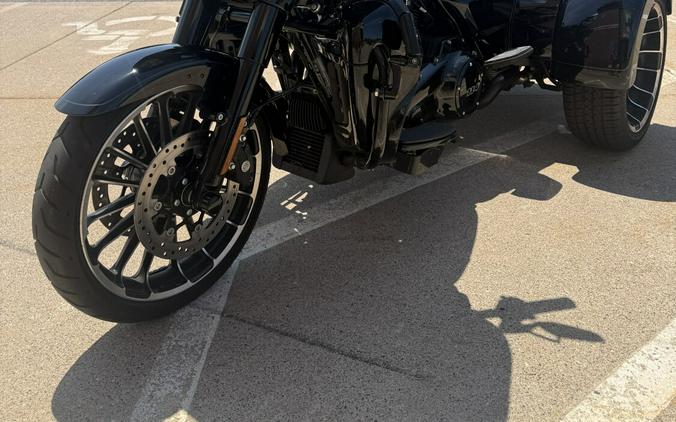 2023 Harley-Davidson Road Glide 3 Vivid Black - Black Finish