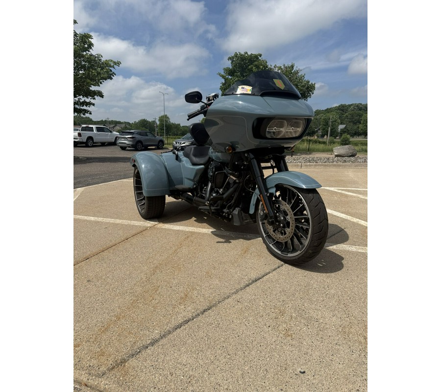2024 Harley-Davidson Road Glide 3 Sharkskin Blue - Black Finish
