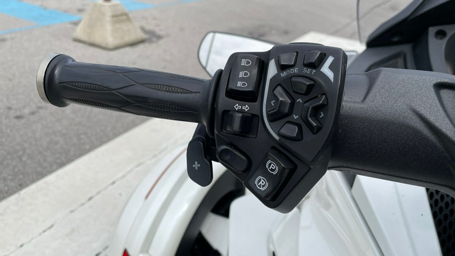 2015 Can-Am Spyder® ST Limited - SE5