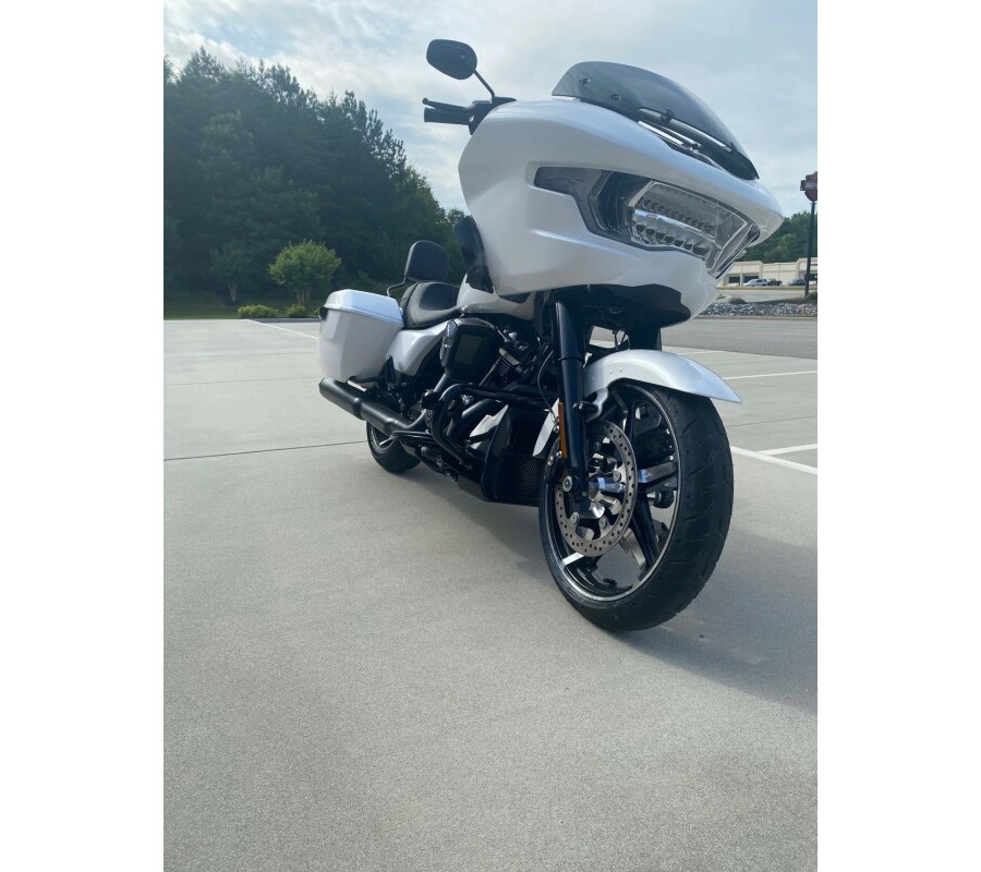 2024 Harley-Davidson Road Glide™ White Onyx Pearl - Black Finish