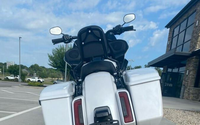 2024 Harley-Davidson Road Glide™ White Onyx Pearl - Black Finish