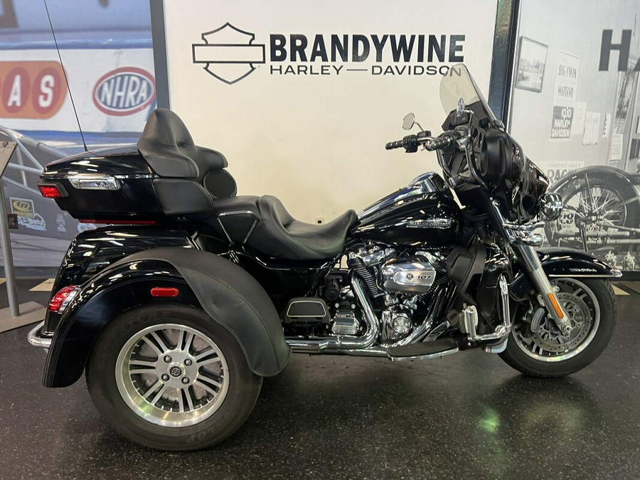 2018 Harley-Davidson Tri Glide Ultra Vivid Black FLHTCUTG