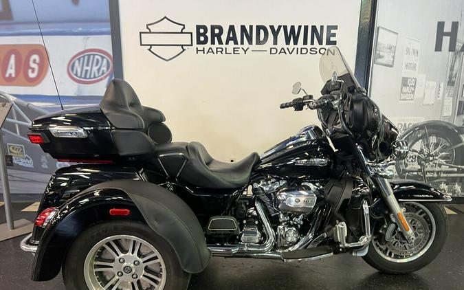 2018 Harley-Davidson Tri Glide Ultra Vivid Black FLHTCUTG