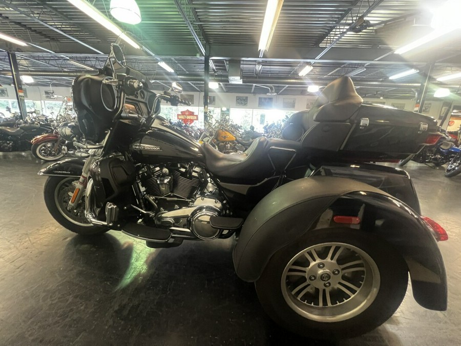 2018 Harley-Davidson Tri Glide Ultra Vivid Black FLHTCUTG