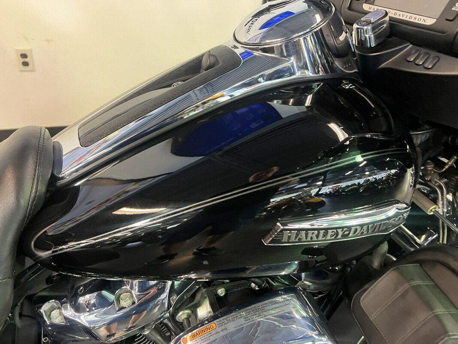 2018 Harley-Davidson Tri Glide Ultra Vivid Black FLHTCUTG