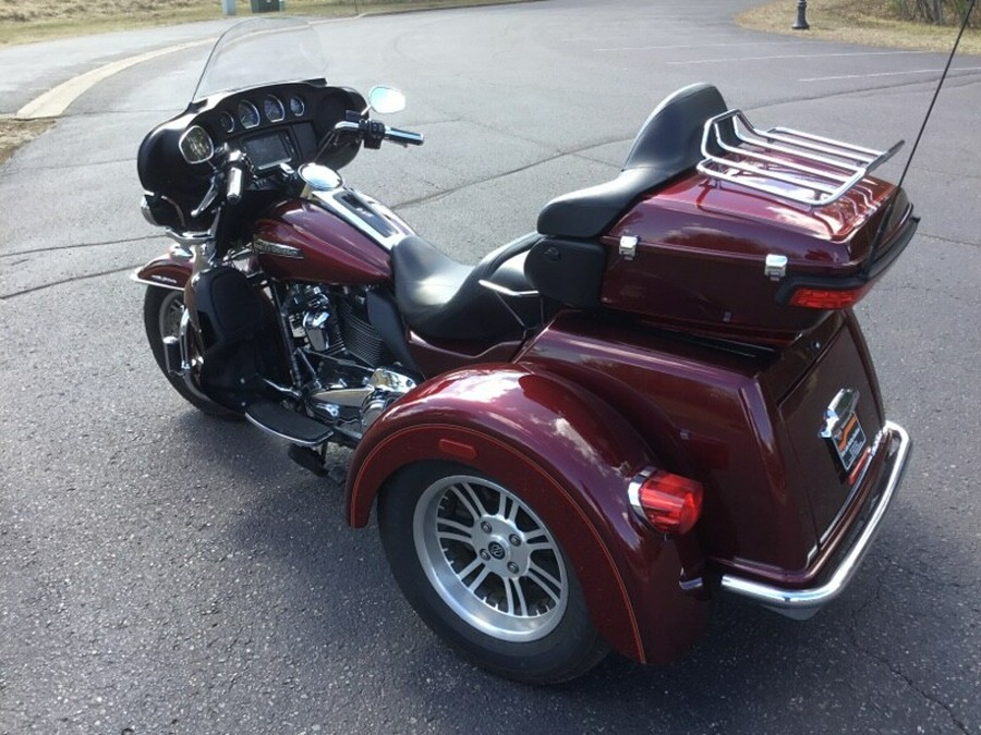 2017 Harley-Davidson® Tri Glide® Ultra Two-Tone Mysterious Red Sunglo/Velocity