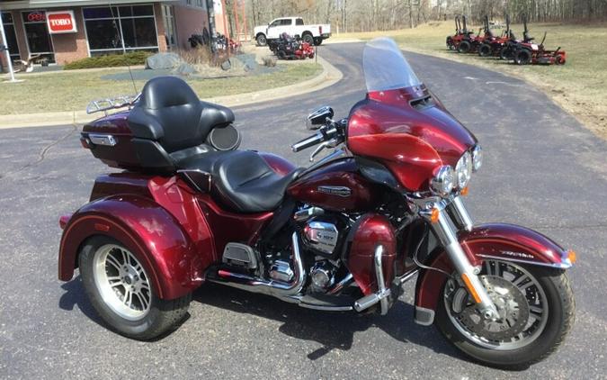 2017 Harley-Davidson® Tri Glide® Ultra Two-Tone Mysterious Red Sunglo/Velocity