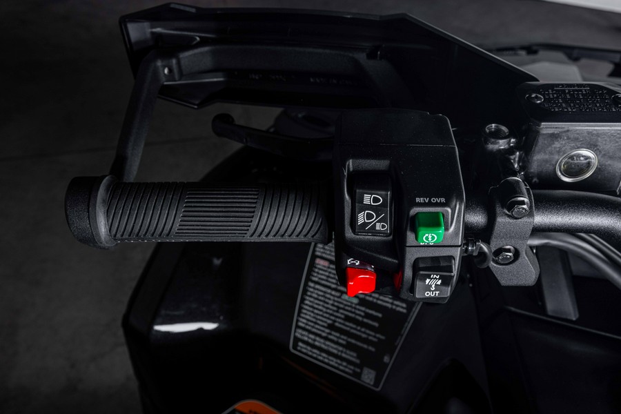 2027 Can-Am OUTLANDER MAX BACKCOUNTRY 1000R - VJ000055