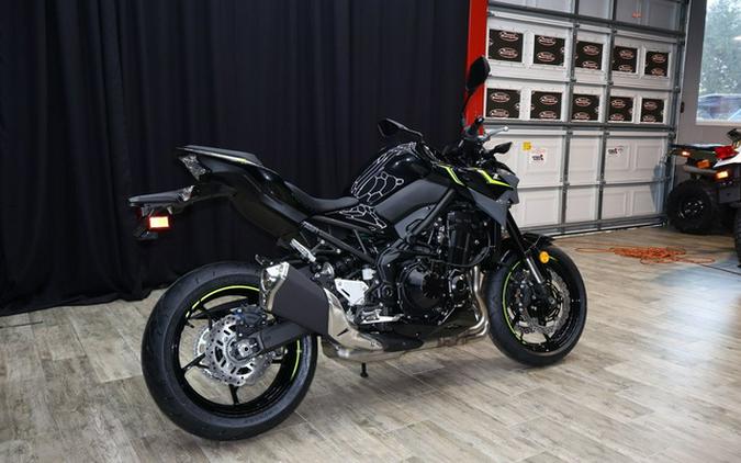 2024 Kawasaki Z900 ABS Metallic Spark Black/Metallic Matte Dark