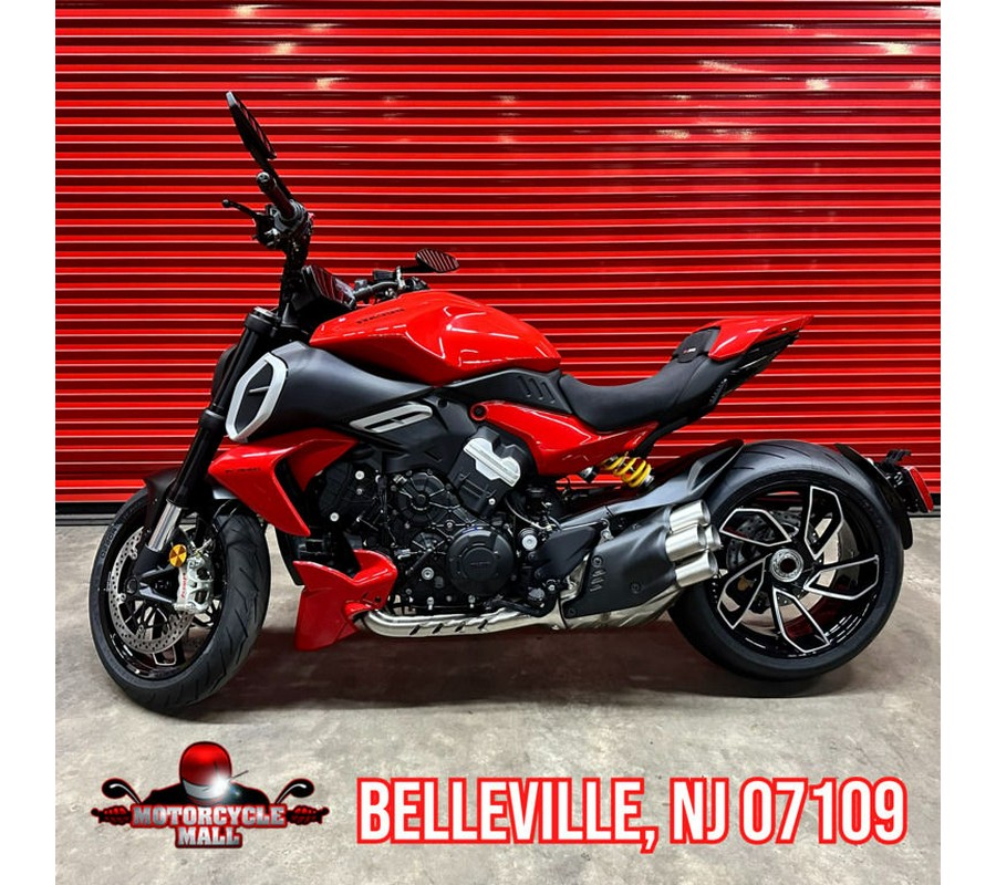 2024 Ducati Diavel V4 Red DEMO