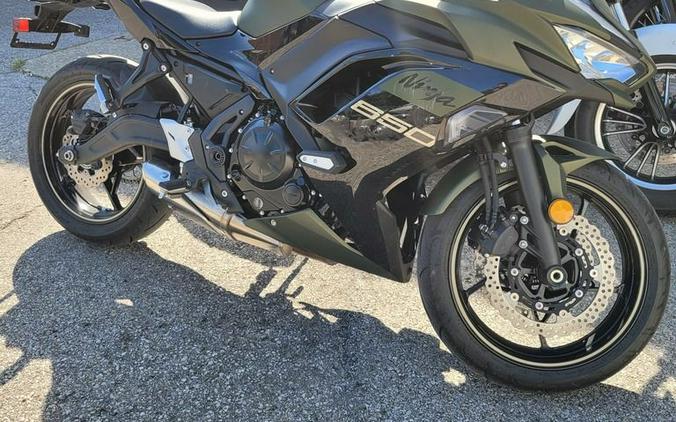 2024 Kawasaki Ninja® 650 Metallic Matte Dark Gray/Metallic Spark Black