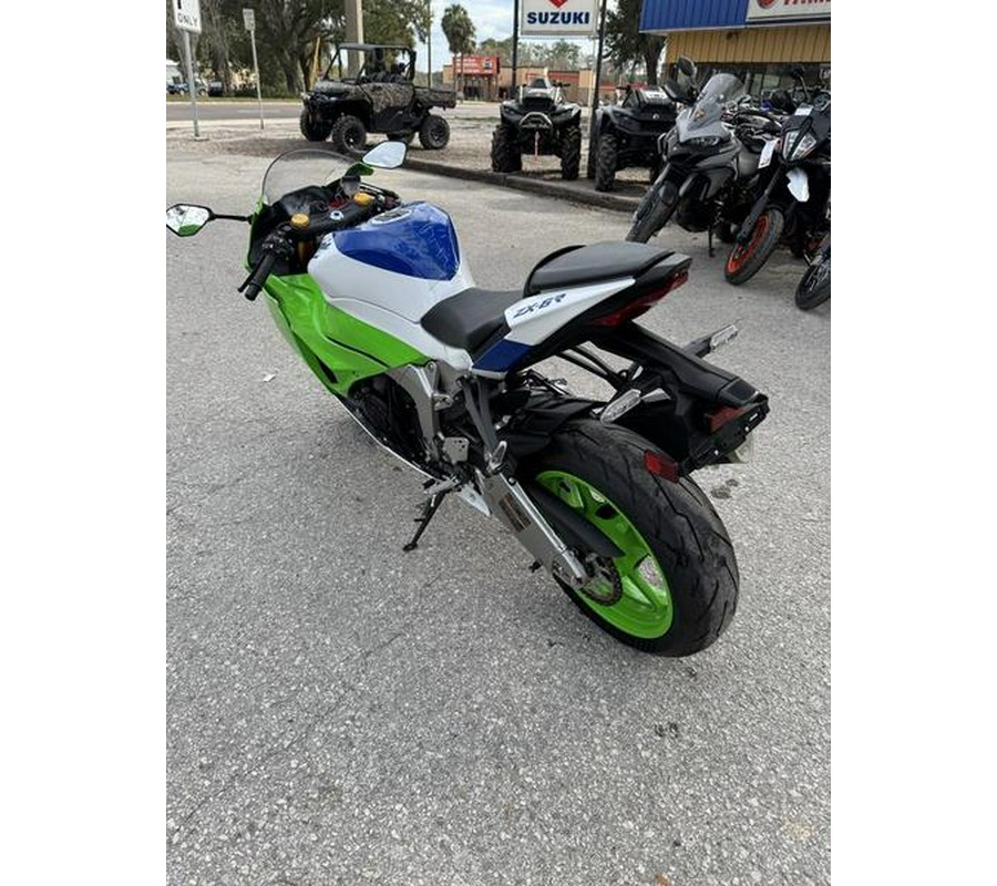 2024 Kawasaki Ninja® ZX™-6R ABS Pearl Robotic White/Metallic Graphite Gray