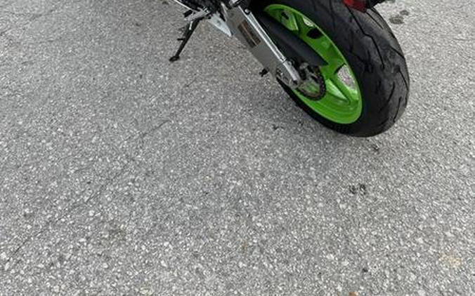 2024 Kawasaki Ninja® ZX™-6R ABS Pearl Robotic White/Metallic Graphite Gray