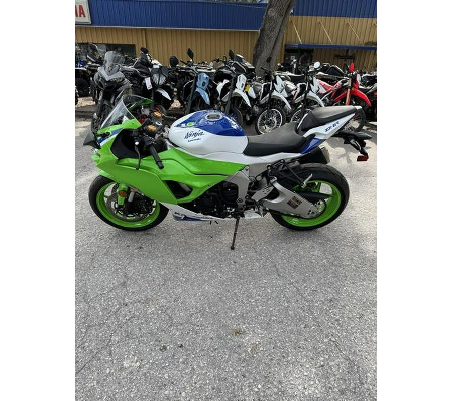 2024 Kawasaki Ninja® ZX™-6R ABS Pearl Robotic White/Metallic Graphite Gray