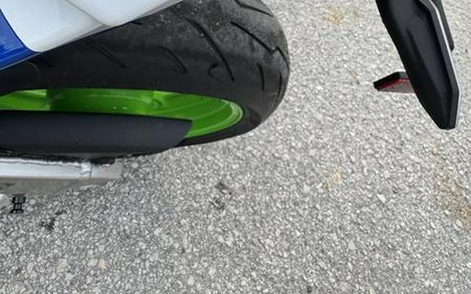 2024 Kawasaki Ninja® ZX™-6R ABS Pearl Robotic White/Metallic Graphite Gray