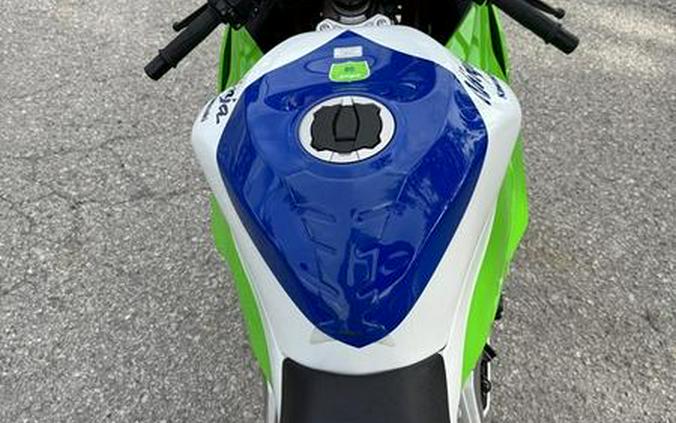 2024 Kawasaki Ninja® ZX™-6R ABS Pearl Robotic White/Metallic Graphite Gray