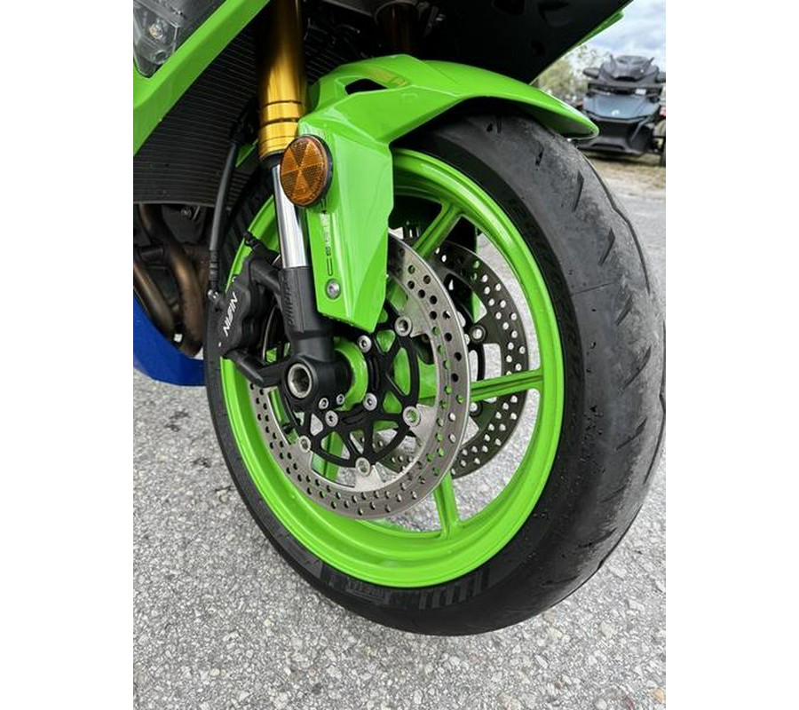 2024 Kawasaki Ninja® ZX™-6R ABS Pearl Robotic White/Metallic Graphite Gray