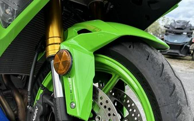 2024 Kawasaki Ninja® ZX™-6R ABS Pearl Robotic White/Metallic Graphite Gray