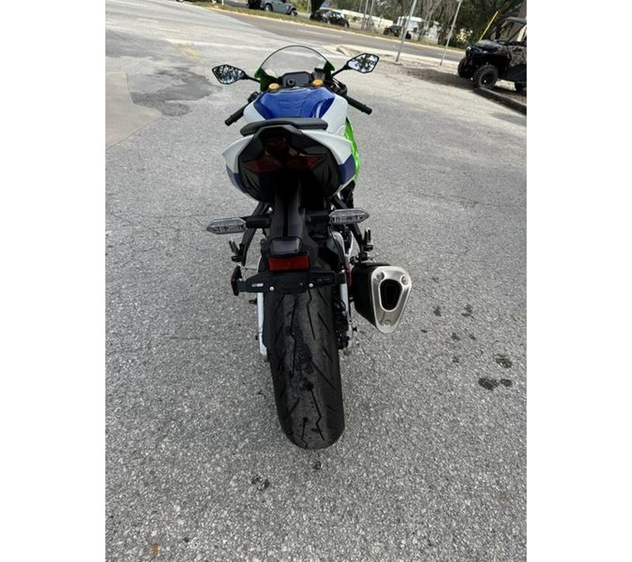 2024 Kawasaki Ninja® ZX™-6R ABS Pearl Robotic White/Metallic Graphite Gray