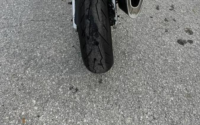 2024 Kawasaki Ninja® ZX™-6R ABS Pearl Robotic White/Metallic Graphite Gray