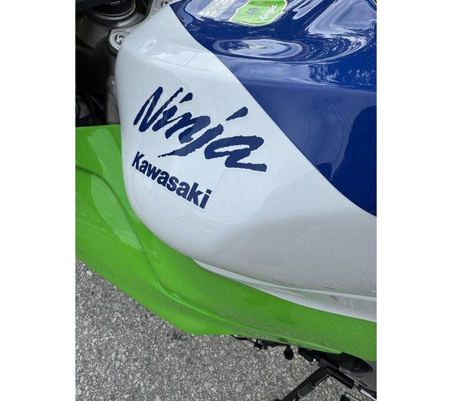 2024 Kawasaki Ninja® ZX™-6R ABS Pearl Robotic White/Metallic Graphite Gray
