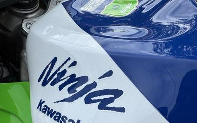 2024 Kawasaki Ninja® ZX™-6R ABS Pearl Robotic White/Metallic Graphite Gray