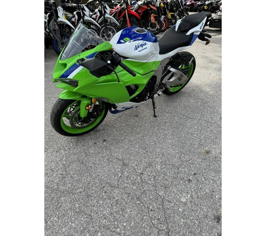 2024 Kawasaki Ninja® ZX™-6R ABS Pearl Robotic White/Metallic Graphite Gray