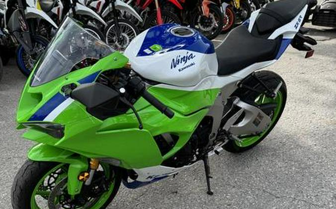 2024 Kawasaki Ninja® ZX™-6R ABS Pearl Robotic White/Metallic Graphite Gray