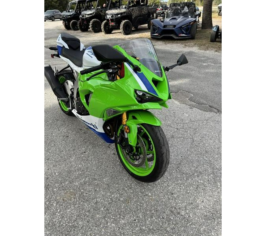 2024 Kawasaki Ninja® ZX™-6R ABS Pearl Robotic White/Metallic Graphite Gray