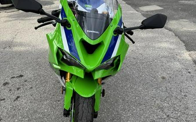 2024 Kawasaki Ninja® ZX™-6R ABS Pearl Robotic White/Metallic Graphite Gray