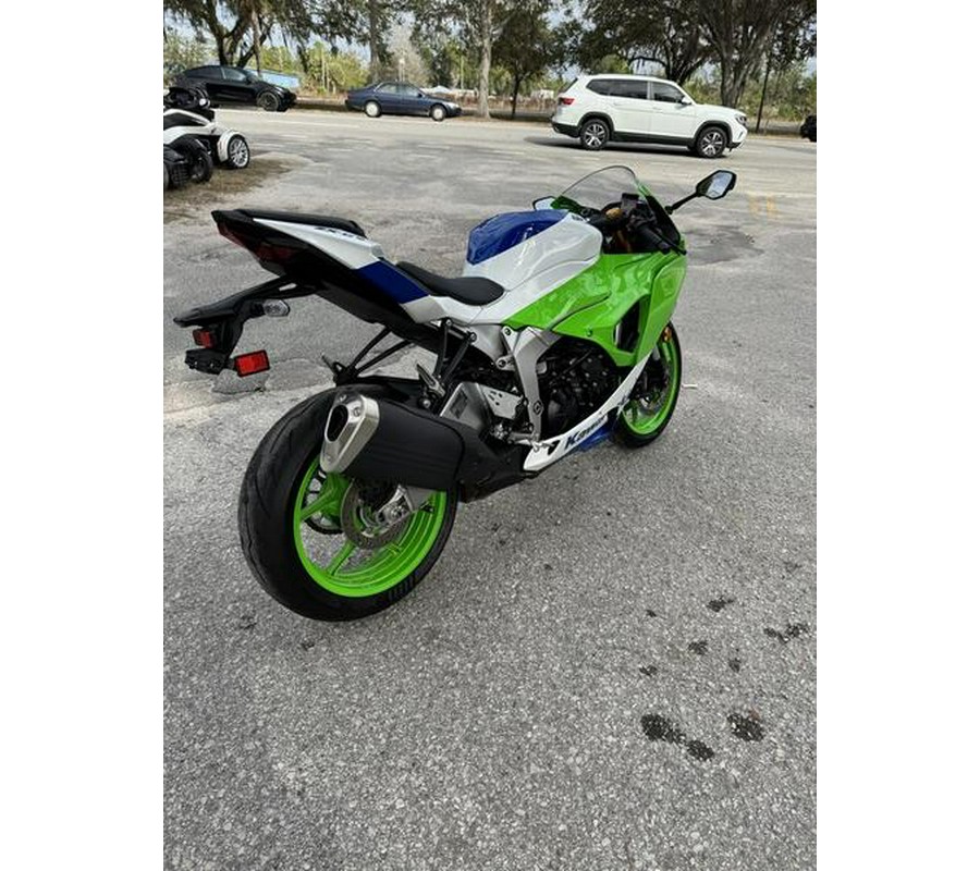 2024 Kawasaki Ninja® ZX™-6R ABS Pearl Robotic White/Metallic Graphite Gray