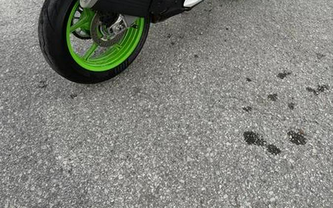 2024 Kawasaki Ninja® ZX™-6R ABS Pearl Robotic White/Metallic Graphite Gray