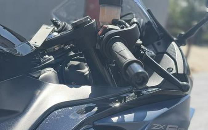2022 Kawasaki Ninja® ZX™-6R Metallic Matte Twilight Blue/Metallic Diablo Black