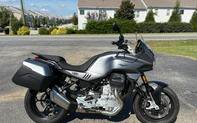 2025 Moto Guzzi V100 Mandello