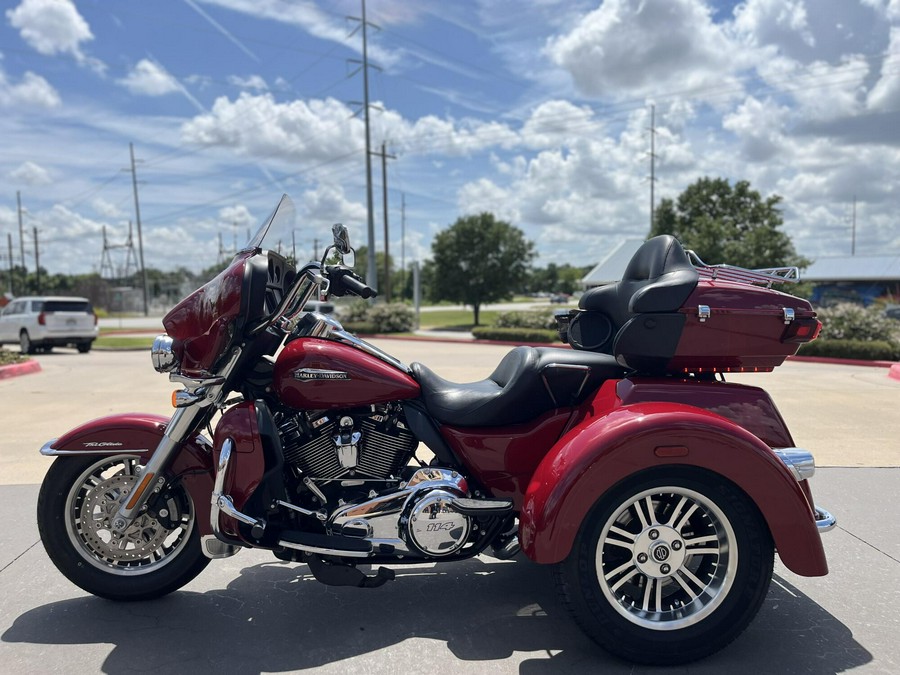 2021 Harley-Davidson® FLHTCUTG Tri Glide® Ultra Billiard Red 852990