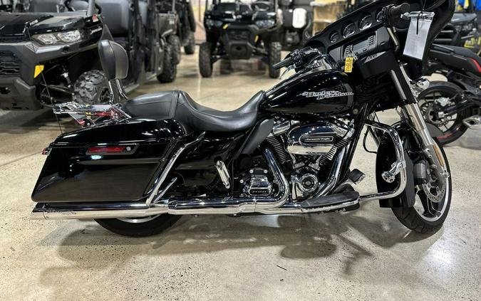 2017 Harley-Davidson® STREET GLIDE BASE