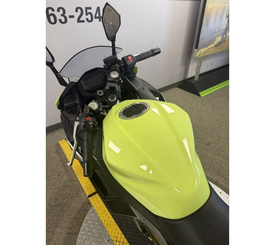 2026 Kawasaki Ninja® 500 ABS Metallic Yellowish Green/Ebony