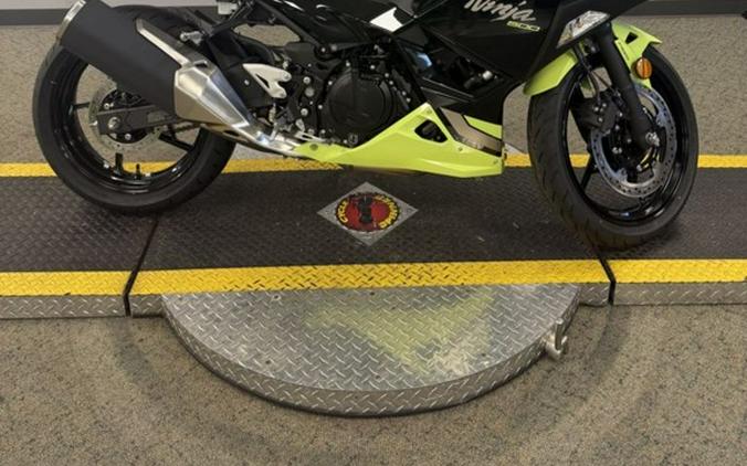 2026 Kawasaki Ninja® 500 ABS Metallic Yellowish Green/Ebony