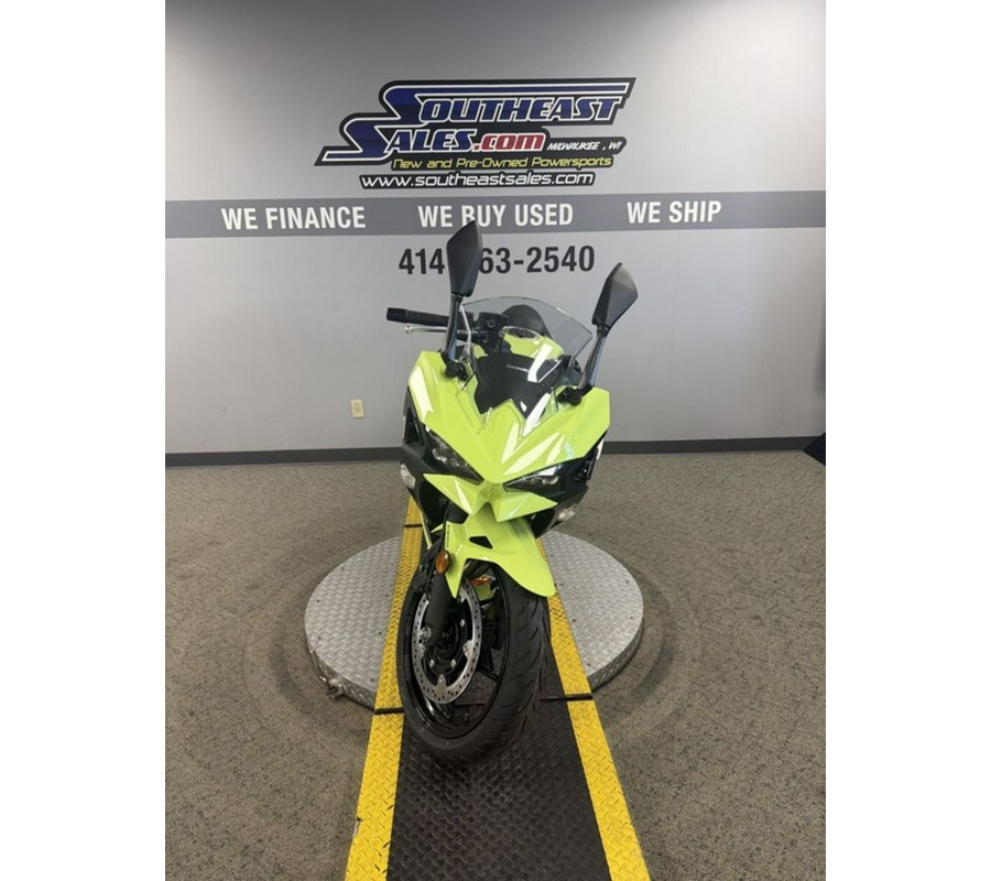 2026 Kawasaki Ninja® 500 ABS Metallic Yellowish Green/Ebony