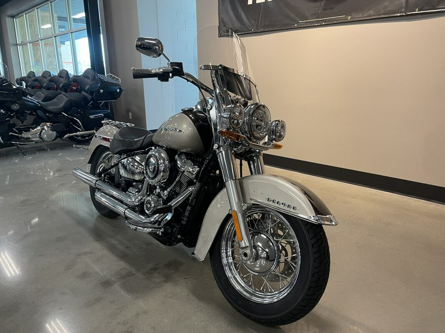2018 Harley-Davidson® Deluxe Silver Fortune/Sumatra Brown