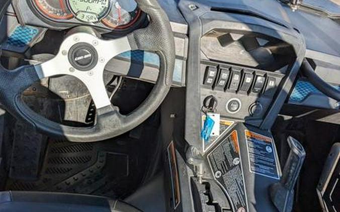 2019 Can-Am® Commander™ XT™ 1000R Carbon Black & Octane Blue