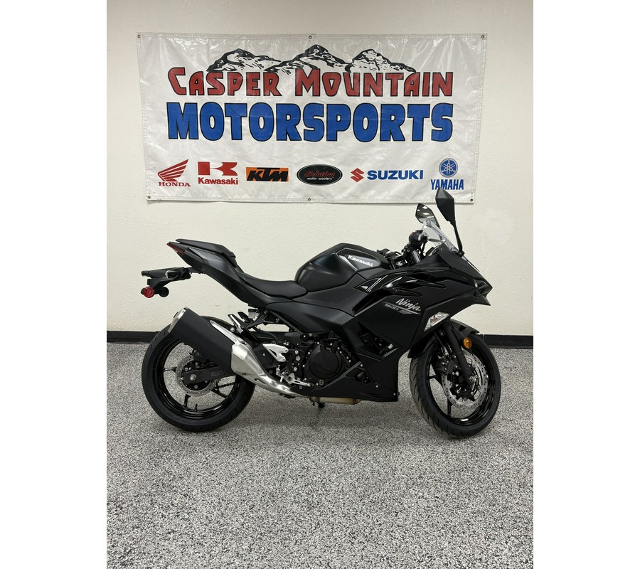 2026 KAWASAKI NINJA 500 Metallic Flat Spark Black/Metallic Spark Black - K5043