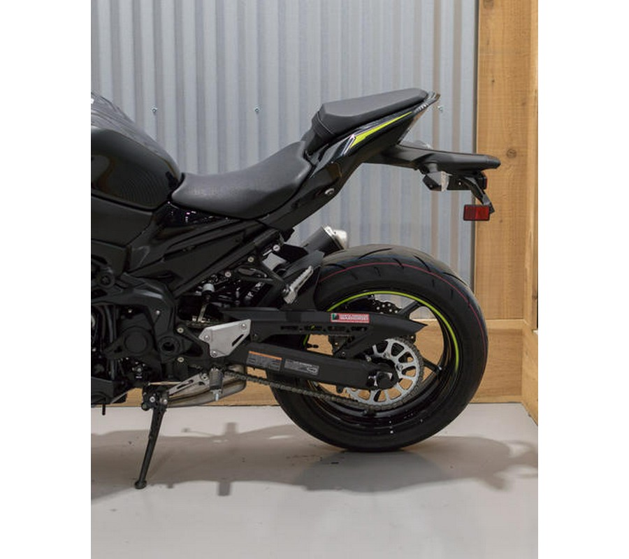 2024 Kawasaki Z900 ABS Metallic Spark Black/Metallic Matte Dark Gray