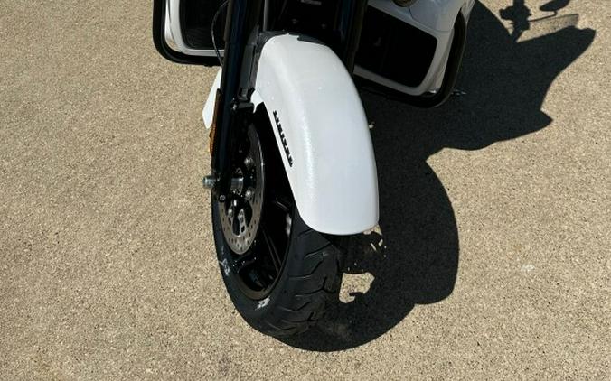 2024 Harley-Davidson Ultra Limited White Onyx Pearl - Black Finish