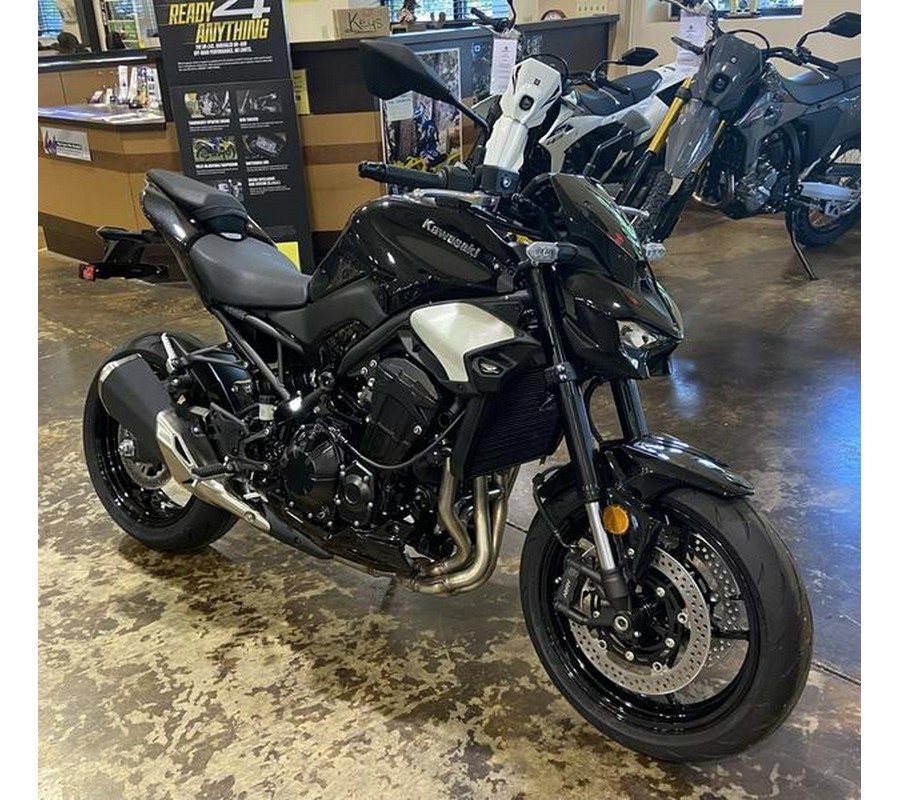 2025 Kawasaki Z900 ABS Metallic Spark Black/Metallic Carbon Gray