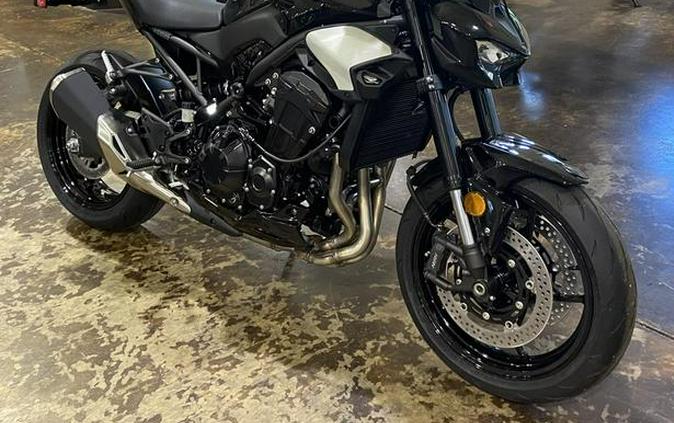 2025 Kawasaki Z900 ABS Metallic Spark Black/Metallic Carbon Gray