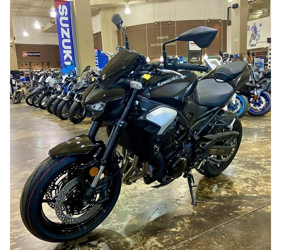 2025 Kawasaki Z900 ABS Metallic Spark Black/Metallic Carbon Gray