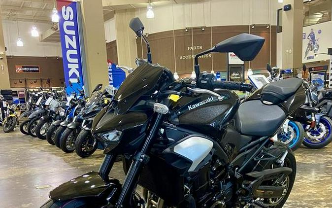 2025 Kawasaki Z900 ABS Metallic Spark Black/Metallic Carbon Gray