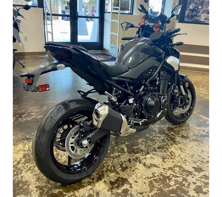 2025 Kawasaki Z900 ABS Metallic Spark Black/Metallic Carbon Gray