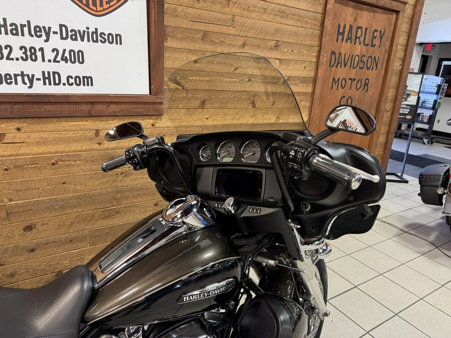 2020 Harley-Davidson® Tri Glide® Ultra River Rock Gray/Vivid Black FLHTCUTG